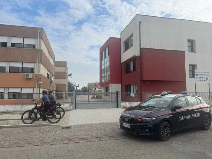 Modena: sicurezza davanti alle scuole. I Carabinieri presidiano il Polo Leonardo