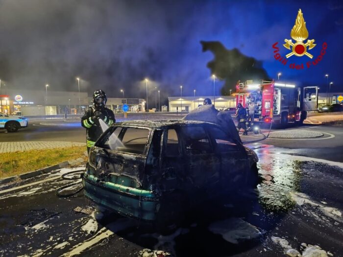 Castelfranco Emilia: auto in fiamme in via Emilia ovest